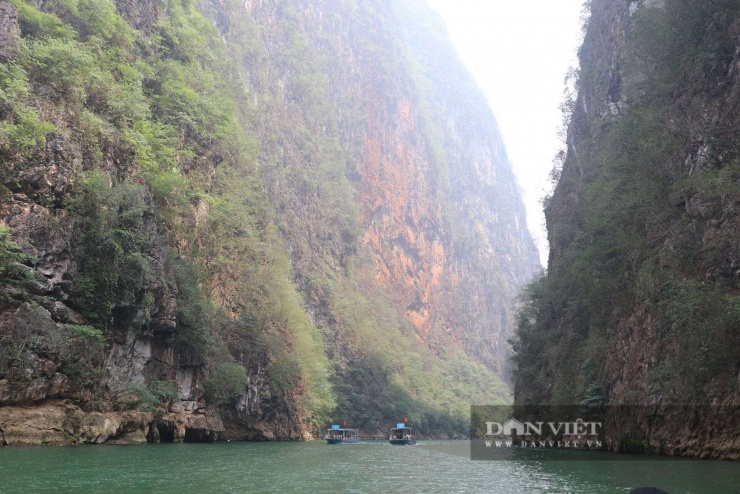 Ngay cả trong những ngày sương mù phủ kín, sắc xanh ngọc đặc trưng của Nho Quế vẫn nổi bật dưới vực sâu hun hút, tạo nên sức hút kỳ lạ với du khách.