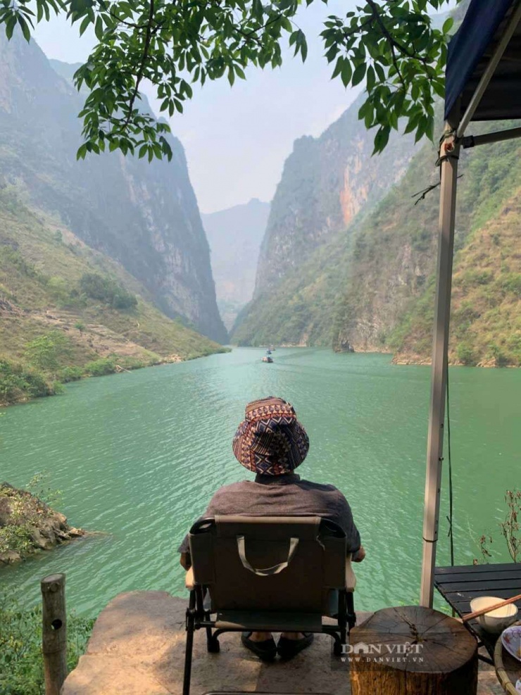 Tại điểm dừng trước hẻm Tu Sản, du khách có thể ngước nhìn bầu trời chỉ còn là một dải xanh mỏng giữa hai “bức tường” đá khổng lồ.