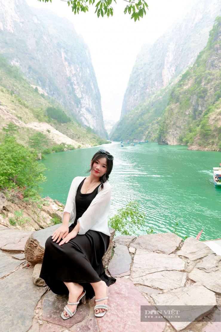 Mỗi chuyến đi trên dòng Nho Quế là một hành trình khám phá và chiêm nghiệm. Để rồi khi rời Cao nguyên đá Đồng Văn (Tuyên Quang), trong tâm trí du khách vẫn đọng lại sắc xanh của dòng sông, màu xám của đá núi và nụ cười mộc mạc của người dân vùng cao. Đó chính là sức hấp dẫn bền bỉ, là giá trị lâu dài mà sông Nho Quế mang lại cho du lịch Hà Giang hôm nay và mai sau.