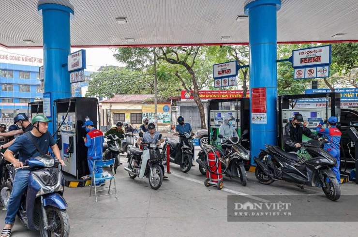 Nguy cơ về môi trường và an ninh năng lượng từ việc phụ thuộc vào xăng khoáng. Ảnh: Dân Việt