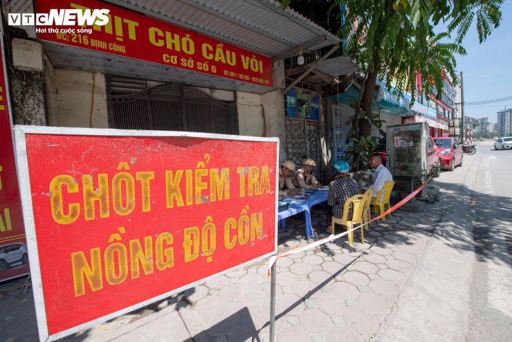 Trưa cùng ngày, Đội CSGT đường bộ số 14, Phòng CSGT Công an TP Hà Nội lập tổ công tác kiểm tra nồng độ cồn tại khu vực phố Trịnh Đình Cửu - cầu Định Công.