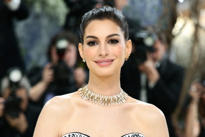 Anne Hathaway tiết lộ gần như bị mù một mắt suốt nhiều năm