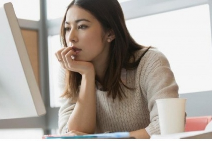 Ngồi điều hòa cả ngày, làm thế nào để da không khô căng, bong tróc?