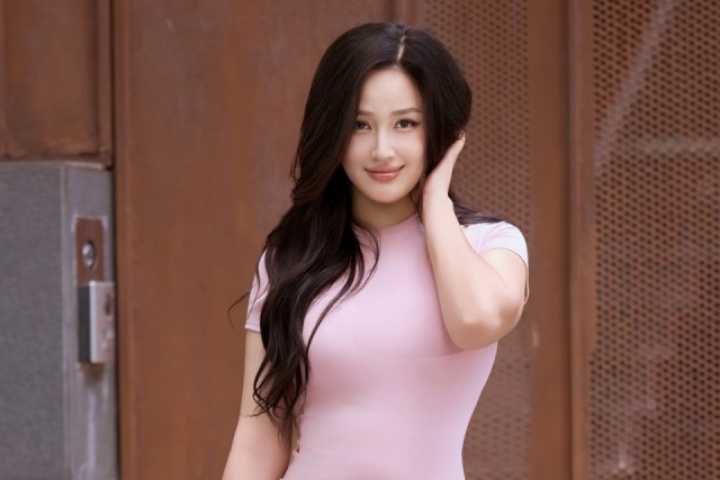 Mai Phương Thúy khoe đường cong với đồ sporty chic