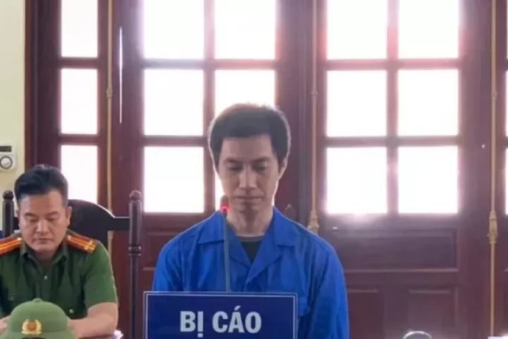 Cầm kéo tấn công cha ruột vì không được đưa sổ đỏ