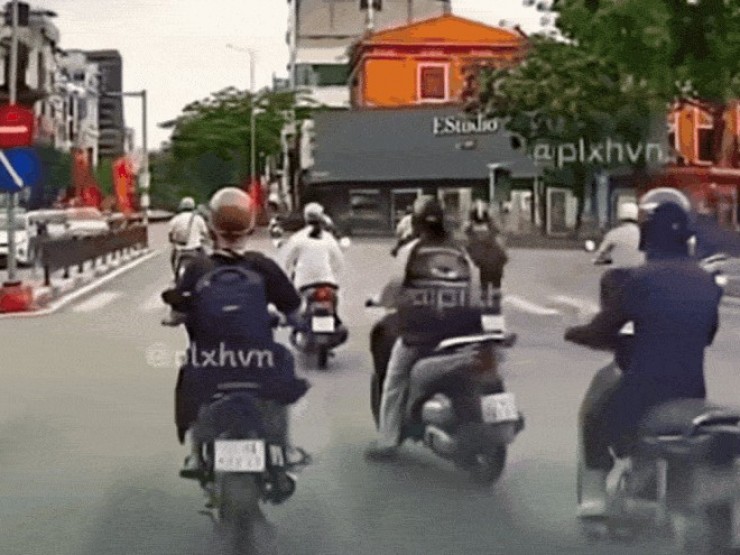 Cô gái phóng xe tạt đầu khiến loạt xe máy ngã liên hoàn giữa ngã tư