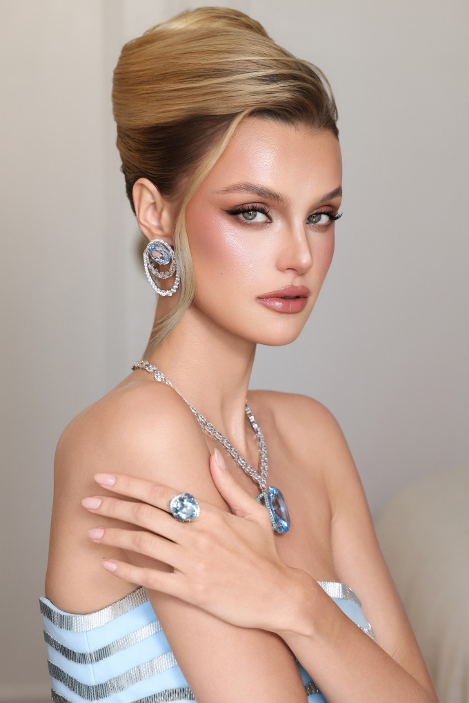Tạo hình của Krystyna Pyszková trong ngày đầu ở Cannes.