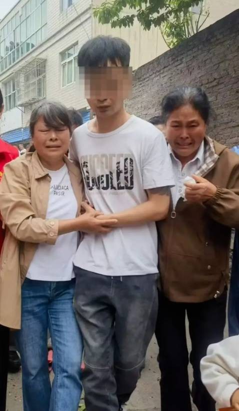 Bà Zuo Jing (trái) khóc nức nở khi đoàn tụ con trai sau 19 năm. Ảnh: Jiang Long/Red Star News