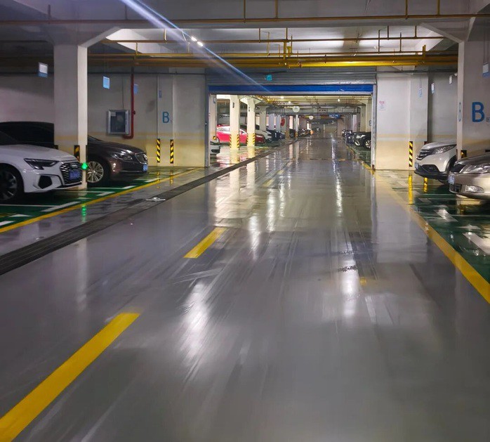 Hầm giữ xe của khu dân cư ướt và trơn trượt. Ảnh: Nhật báo Trường Giang