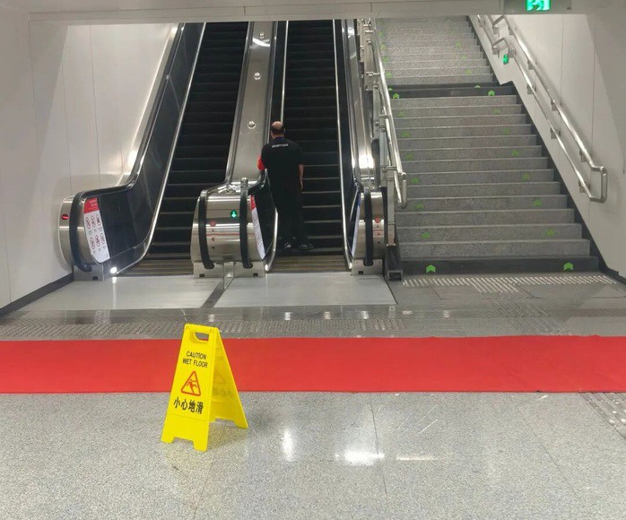 Ga tàu điện ngầm đặt biển cảnh báo "Chú ý trơn trượt" ở khắp mọi nơi. Ảnh: Nhật báo Trường Giang