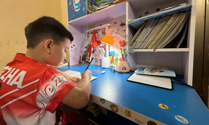 Con trai chị Hoàng Bích tiếp tục được gửi đến trường mầm non trong dịp hè trước khi vào lớp 1 (Ảnh: NVCC).