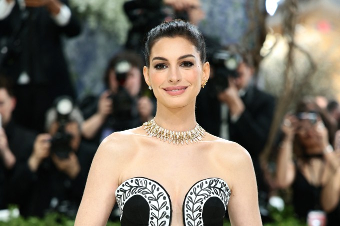 Anne Hathaway tại Met Gala 2026. Ảnh: AFP