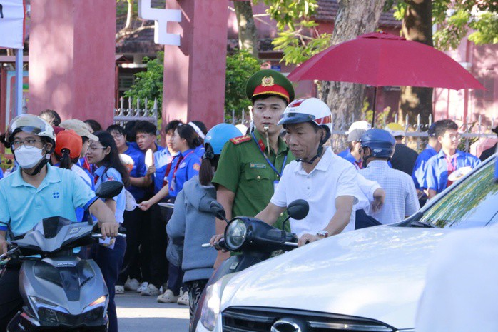 Lực lượng công an đảm bảo an toàn giao thông tại điểm thi