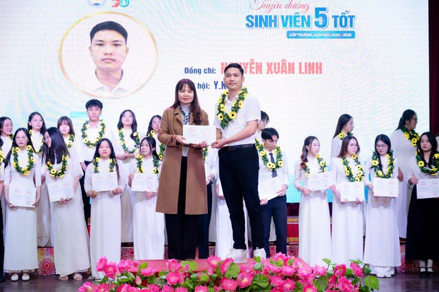 Nguyễn Xuân Linh được công nhận danh hiệu “Sinh viên 5 tốt” cấp trường năm học 2024–2025. Ảnh: NVCC.