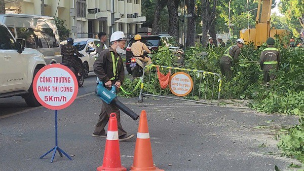Một công nhân cầm máy chuyên dụng để thổi bụi vào vị trí thu gom. Ảnh: VA.
