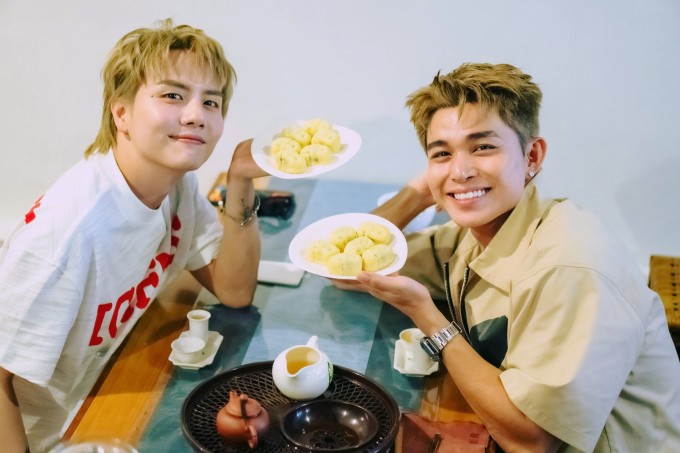 Trải nghiệm làm bánh dứa tại Kele giúp Jun Phạm và Duy Khánh hiểu thêm về thức quà vặt đặc sản của đảo quốc. Ảnh: NVCC