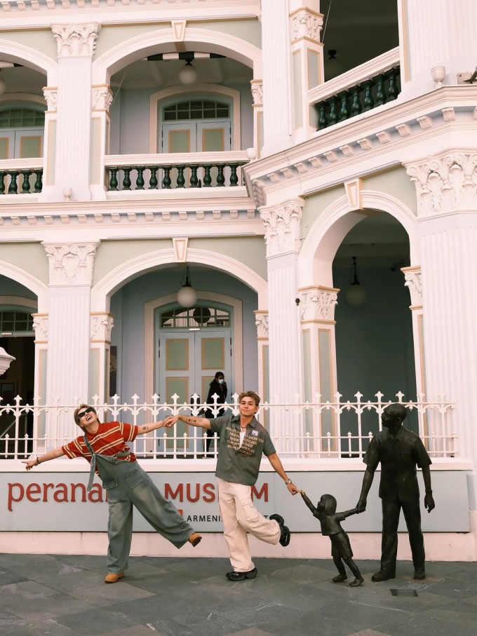 Duy Khánh thích thú với các câu chuyện về cộng đồng Peranakan sau khi ghé thăm bảo tàng văn hóa của họ. Ảnh: NVCC