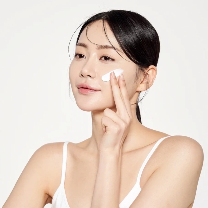 Mùa hè nên ưu tiên các sản phẩm nhẹ, dễ thẩm thấu để hạn chế bít tắc lỗ chân lông, nhất là đối với người có làn da dầu, da dễ nổi mụn.