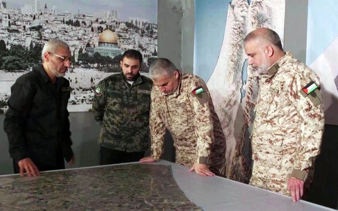 Tân tư lệnh cánh vũ trang Hamas Mohammed Odeh (phải) cùng các thủ lĩnh cấp cao của phong trào này. Ảnh: The Times of Israel.