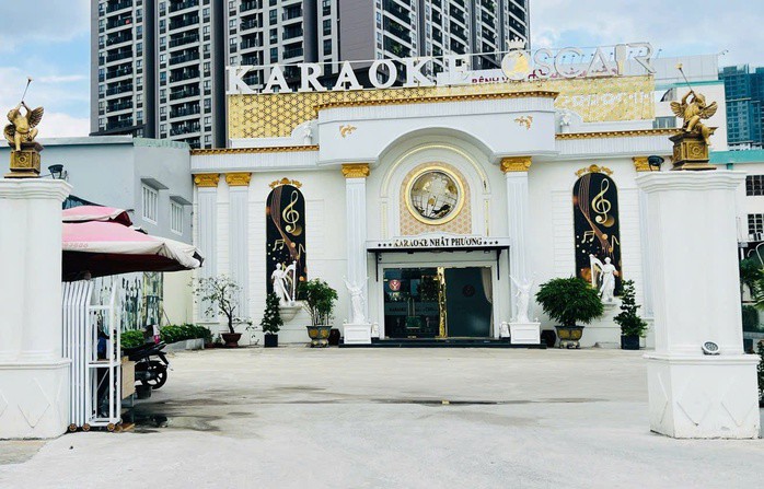 Công an điều tra vụ khách karaoke bị đánh nguy kịch ở phường Dĩ An. Ảnh: Mai Anh