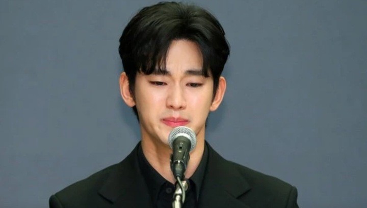 Kim Soo Hyun bật khóc trong họp báo hồi tháng 3/2025. (Ảnh: Newsis)