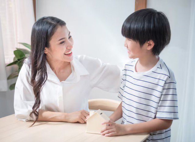 Trẻ thông minh không chỉ muốn nghe đáp án mà còn muốn hiểu bản chất của vấn đề. Ảnh minh họa