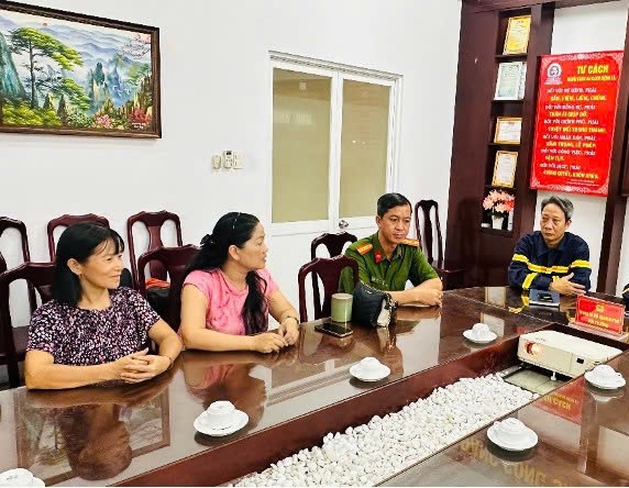 Gia đình chị Bùi Thị Giáng Hương cảm ơn lực lượng chữa cháy.