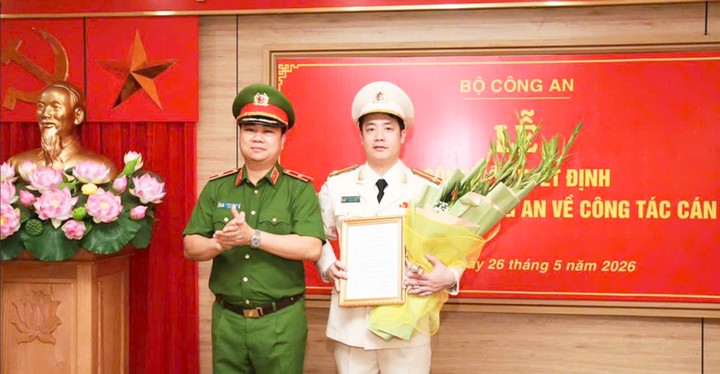 Thiếu tướng Dương Đức Hải, Bí thư Đảng ủy, Cục trưởng Cục Cảnh sát PCCC và CNCH, thừa ủy quyền của lãnh đạo Bộ Công an trao Quyết định cho Trung tá Nguyễn Xuân Trung. (Ảnh: Cục Cảnh sát PCCC&CNCH)