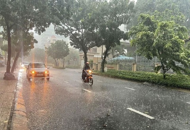 Cảnh báo mưa dông kèm lốc sét khu vực nội thành Hà Nội.
