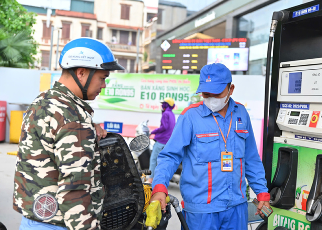 Xăng sinh học E10 có thể dùng cho nhiều dòng ô tô, xe máy nếu nhà sản xuất xác nhận tương thích. Ảnh: Nam Nguyễn.