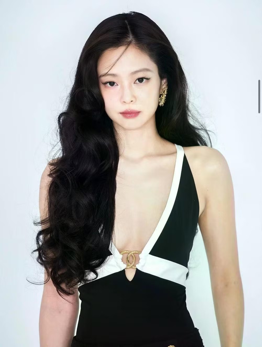 Sáng 26/5, Jennie tham dự sự kiện trưng bày ảnh cho show diễn bộ sưu tập Métiers d’Art 2026 của Chanel, được tổ chức tại bảo tàng nghệ thuật Pompidou Center Hanwha ở Yeouido, Seoul, Hàn Quốc.