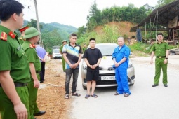 Sử dụng xe ô tô rượt đuổi, dùng súng bắn nhau như phim hành động