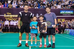 Huyền thoại Lin Dan đập cầu như trút giận, thẳng tay "bắt nạt" cậu bé