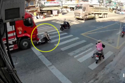 Clip: Thót tim cô gái bị xe tải cuốn vào gầm, thoát chết trong gang tấc