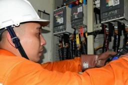 Một số nơi ở "chảo lửa" 40 độ C tại Hà Nội mất điện, người dân mang con tới nhà họ hàng "sơ tán"