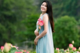 Đầm sen khổng lồ dưới chân núi Ngọa Long vào mùa đẹp nhất
