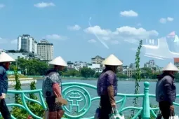 Ra đường như bước vào lò than, người Hà Nội quay quắt giữa nắng nóng cực hạn
