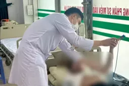 Nam shipper bất ngờ lao vào ô tô do say nắng khi đang đi giao hàng