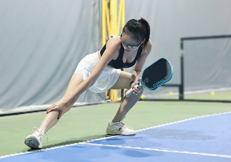“Thời điểm mới tiếp xúc với pickleball, tôi chuẩn bị khá sơ sài, không chỉn chu dẫn tới việc bị chấn thương đầu gối và vai. Thời gian nghỉ ngơi vì chấn thương, tôi quyết tâm mình phải chinh phục được bộ môn này. Sau khi hồi phục, tôi bỏ nhiều thời gian để đi học pickleball cùng HLV”, Mỹ Linh kể.