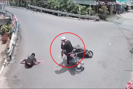 Clip: Vừa nghe điện thoại vừa rẽ ẩu, thanh niên khiến xe đối diện ngã sõng soài