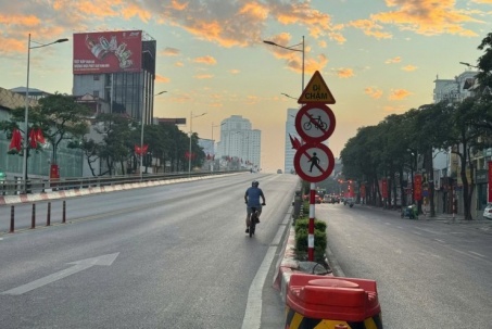 Xe đạp vượt đèn đỏ, leo cầu vượt bất chấp nguy hiểm tại Hà Nội