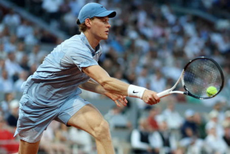 Sinner lập kỷ lục vượt Djokovic & Agassi ở Roland Garros, tự nhận là "chiến binh"