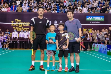 Huyền thoại Lin Dan đập cầu như trút giận, thẳng tay "bắt nạt" cậu bé
