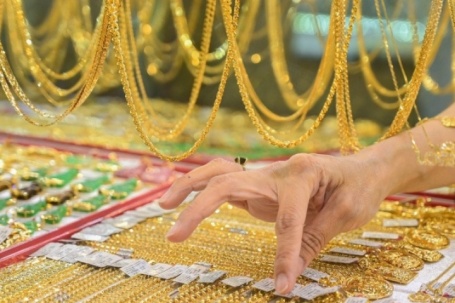 Giá vàng lao dốc dữ dội: Nhà đầu tư xả ‘vàng giấy’, dân âm thầm vét vàng thật