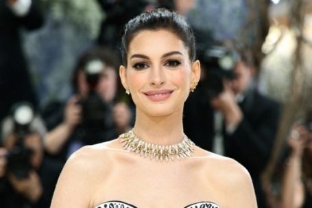 Anne Hathaway tiết lộ gần như bị mù một mắt suốt nhiều năm