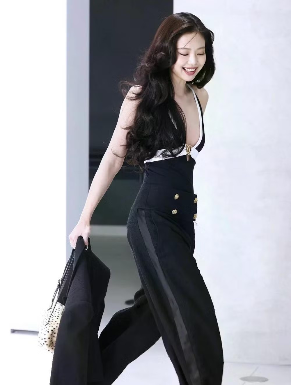 Bộ đồ còn bao gồm áo blazer đồng bộ, giày cao gót mũi nhọn và túi xách kem đốm đen. Tông đen chủ đạo mang đúng tinh thần “tailoring” của Chanel, tức là cảm giác sang, gọn, sắc nét như đồ suit cao cấp. Đây cũng là phong cách đặc trưng của phụ nữ Pháp nhẹ nhàng, thời thượng và tối giản.