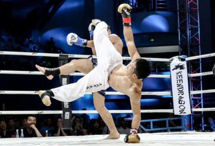 Những đòn chân của Hàn Phi Long có tốc độ "điện xẹt" ví von như "vô ảnh cước"