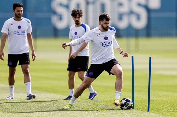 Kvaratskhelia trong buổi tập của PSG&nbsp;trước trận chung kết Champions League