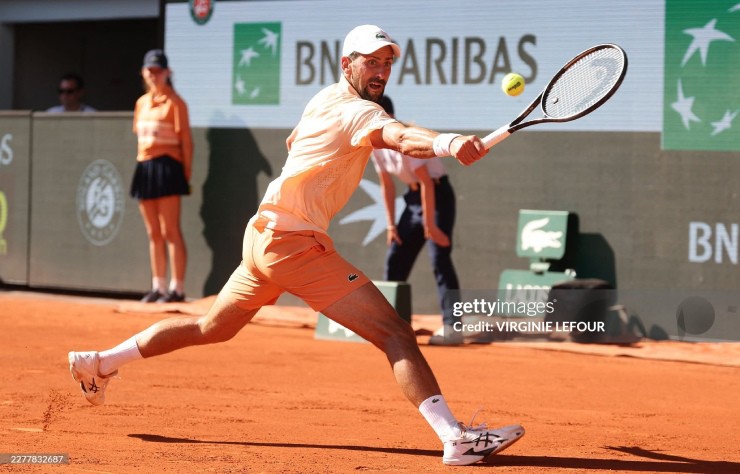 Djokovic vượt khó