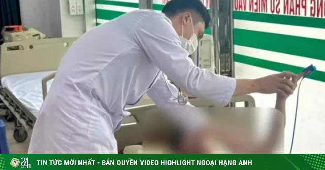 Nam shipper bất ngờ lao vào ô tô do say nắng khi đang đi giao hàng